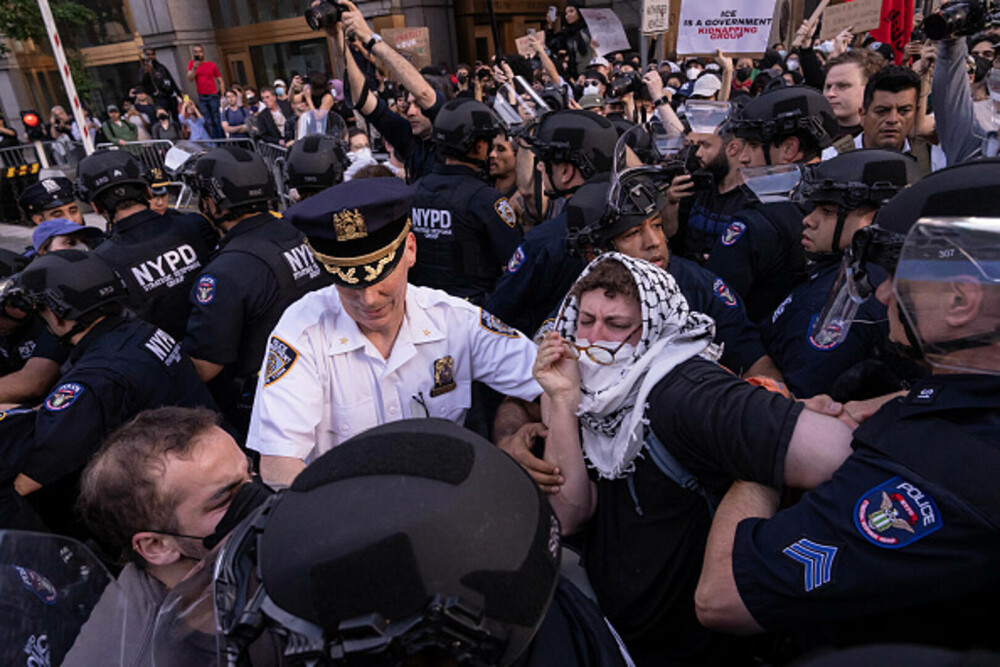 „Frica este prezentă în fiecare zi”. Manifestaţie la New York împotriva politicii migratorii a lui Donald Trump. FOTO & VIDEO - Imaginea 17