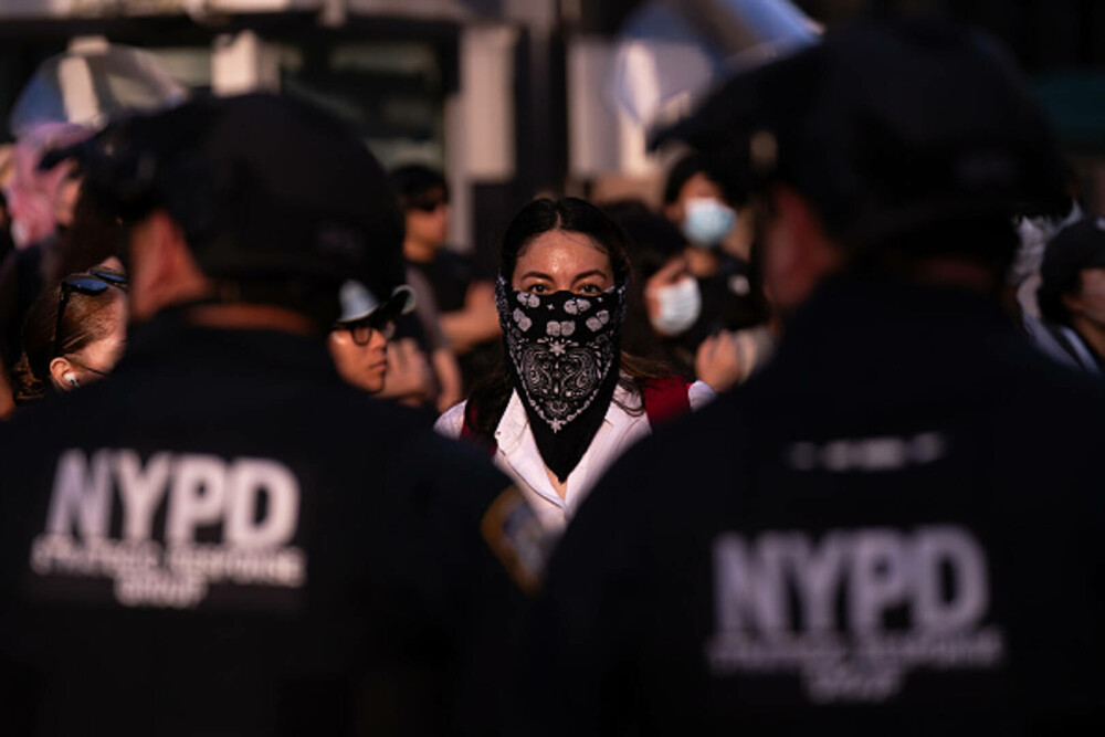 „Frica este prezentă în fiecare zi”. Manifestaţie la New York împotriva politicii migratorii a lui Donald Trump. FOTO & VIDEO - Imaginea 19
