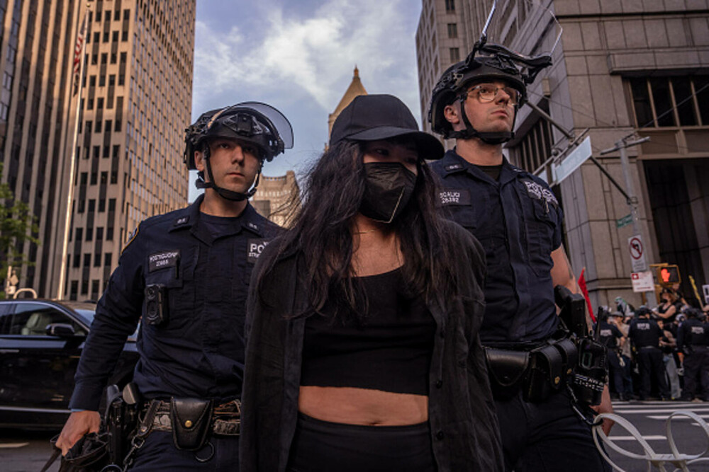„Frica este prezentă în fiecare zi”. Manifestaţie la New York împotriva politicii migratorii a lui Donald Trump. FOTO & VIDEO - Imaginea 20