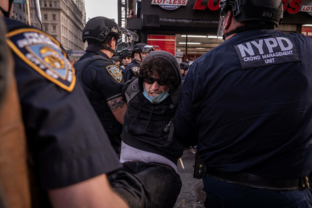 „Frica este prezentă în fiecare zi”. Manifestaţie la New York împotriva politicii migratorii a lui Donald Trump. FOTO & VIDEO - Imaginea 22