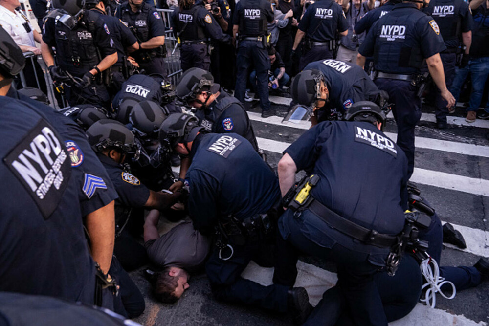 „Frica este prezentă în fiecare zi”. Manifestaţie la New York împotriva politicii migratorii a lui Donald Trump. FOTO & VIDEO - Imaginea 23