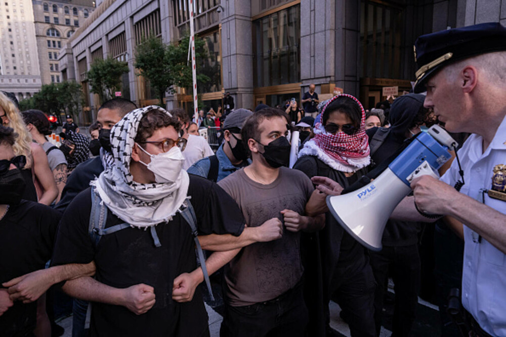 „Frica este prezentă în fiecare zi”. Manifestaţie la New York împotriva politicii migratorii a lui Donald Trump. FOTO & VIDEO - Imaginea 24