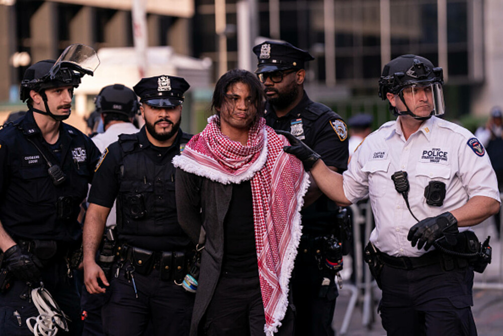„Frica este prezentă în fiecare zi”. Manifestaţie la New York împotriva politicii migratorii a lui Donald Trump. FOTO & VIDEO - Imaginea 26