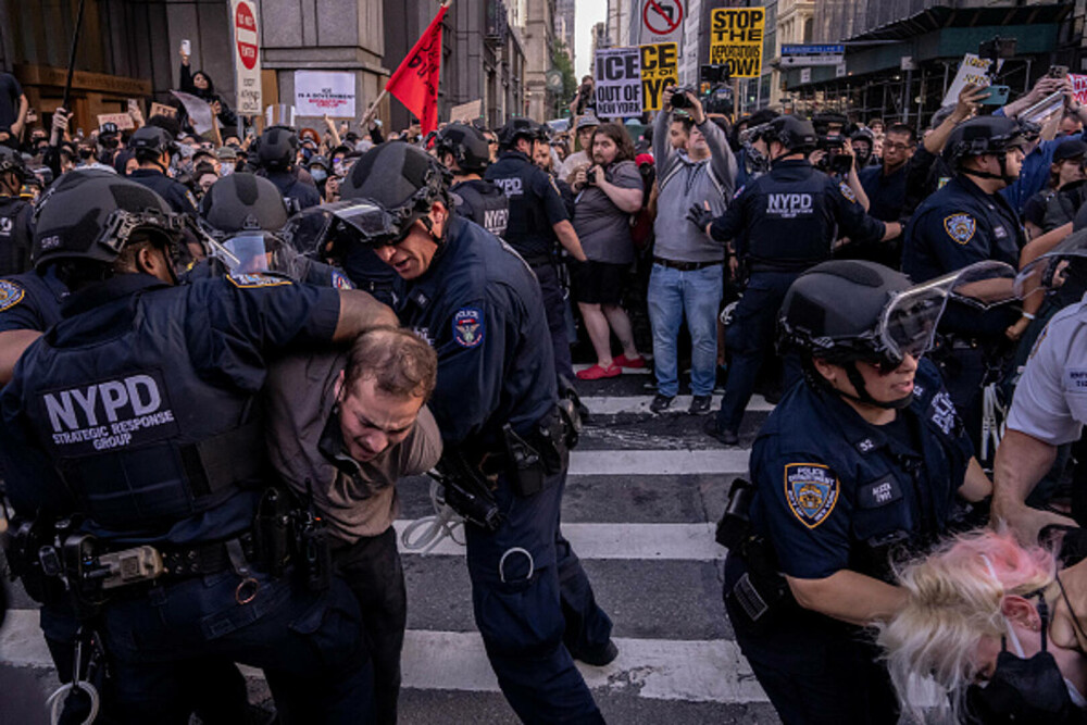 „Frica este prezentă în fiecare zi”. Manifestaţie la New York împotriva politicii migratorii a lui Donald Trump. FOTO & VIDEO - Imaginea 28