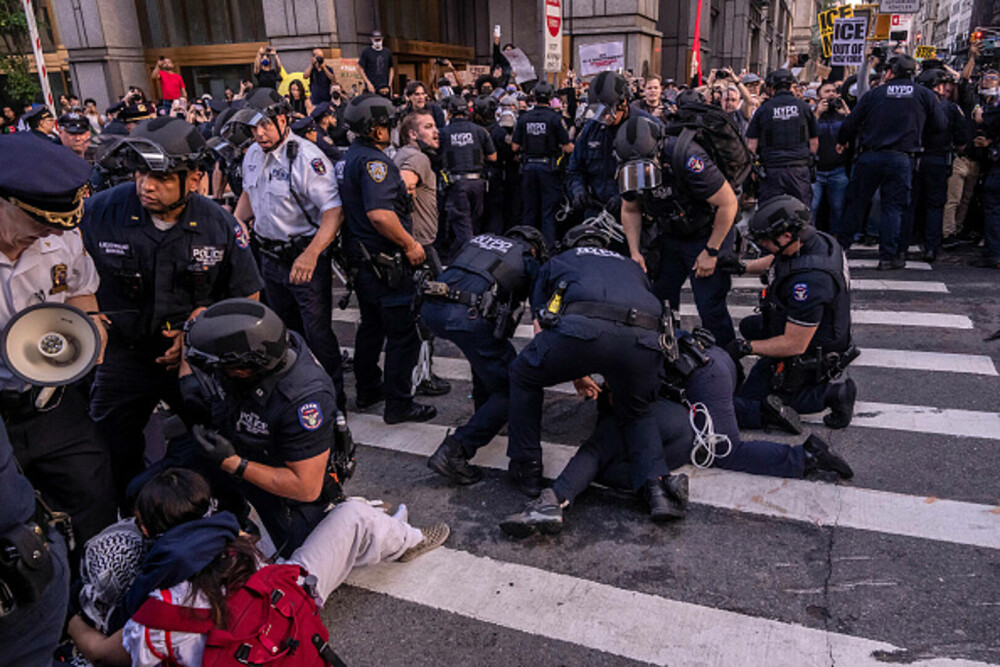 „Frica este prezentă în fiecare zi”. Manifestaţie la New York împotriva politicii migratorii a lui Donald Trump. FOTO & VIDEO - Imaginea 29