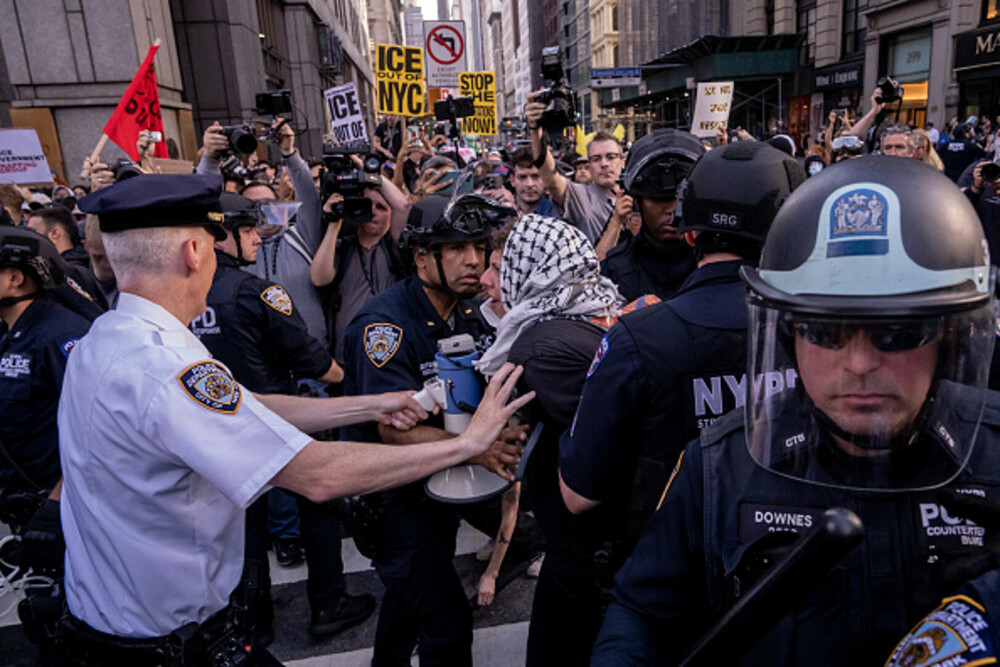 „Frica este prezentă în fiecare zi”. Manifestaţie la New York împotriva politicii migratorii a lui Donald Trump. FOTO & VIDEO - Imaginea 30