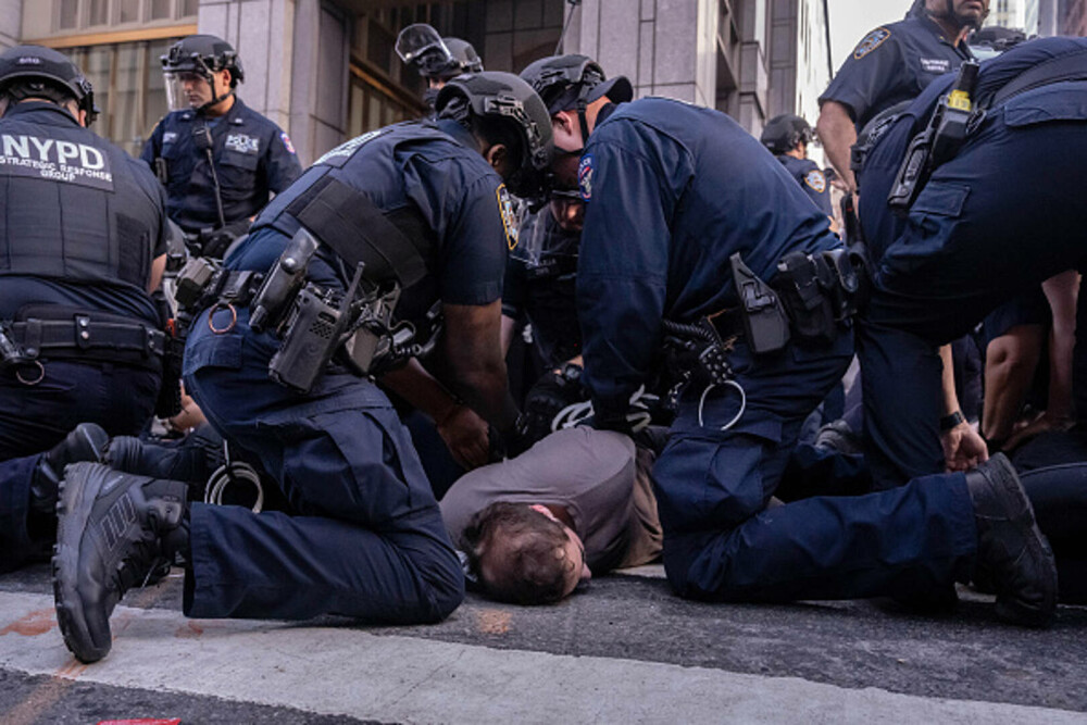 „Frica este prezentă în fiecare zi”. Manifestaţie la New York împotriva politicii migratorii a lui Donald Trump. FOTO & VIDEO - Imaginea 31