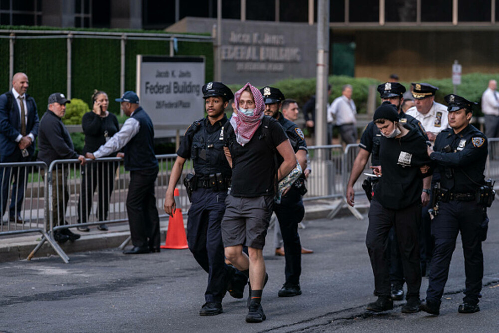 „Frica este prezentă în fiecare zi”. Manifestaţie la New York împotriva politicii migratorii a lui Donald Trump. FOTO & VIDEO - Imaginea 32