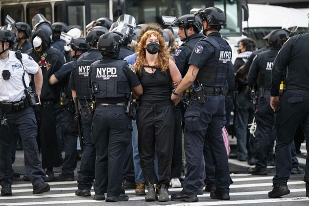 „Frica este prezentă în fiecare zi”. Manifestaţie la New York împotriva politicii migratorii a lui Donald Trump. FOTO & VIDEO - Imaginea 34