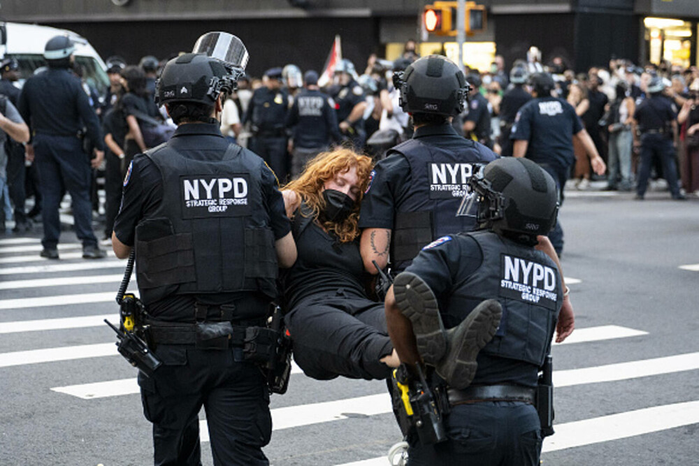 „Frica este prezentă în fiecare zi”. Manifestaţie la New York împotriva politicii migratorii a lui Donald Trump. FOTO & VIDEO - Imaginea 35