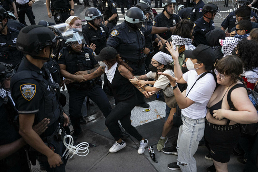 „Frica este prezentă în fiecare zi”. Manifestaţie la New York împotriva politicii migratorii a lui Donald Trump. FOTO & VIDEO - Imaginea 36