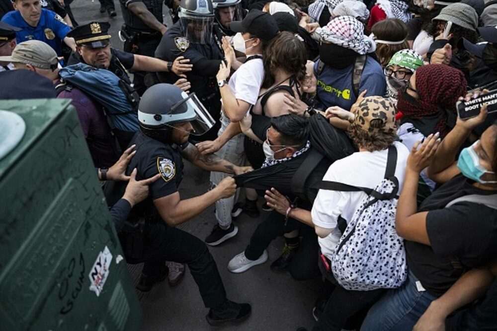 „Frica este prezentă în fiecare zi”. Manifestaţie la New York împotriva politicii migratorii a lui Donald Trump. FOTO & VIDEO - Imaginea 37