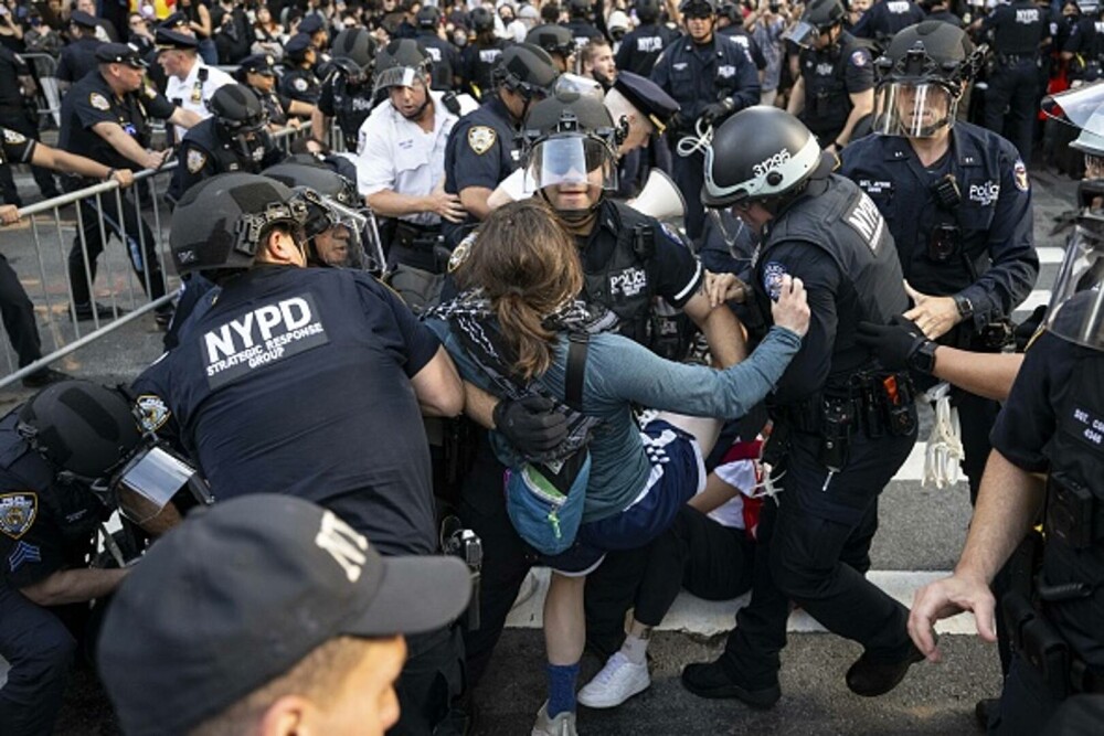 „Frica este prezentă în fiecare zi”. Manifestaţie la New York împotriva politicii migratorii a lui Donald Trump. FOTO & VIDEO - Imaginea 38