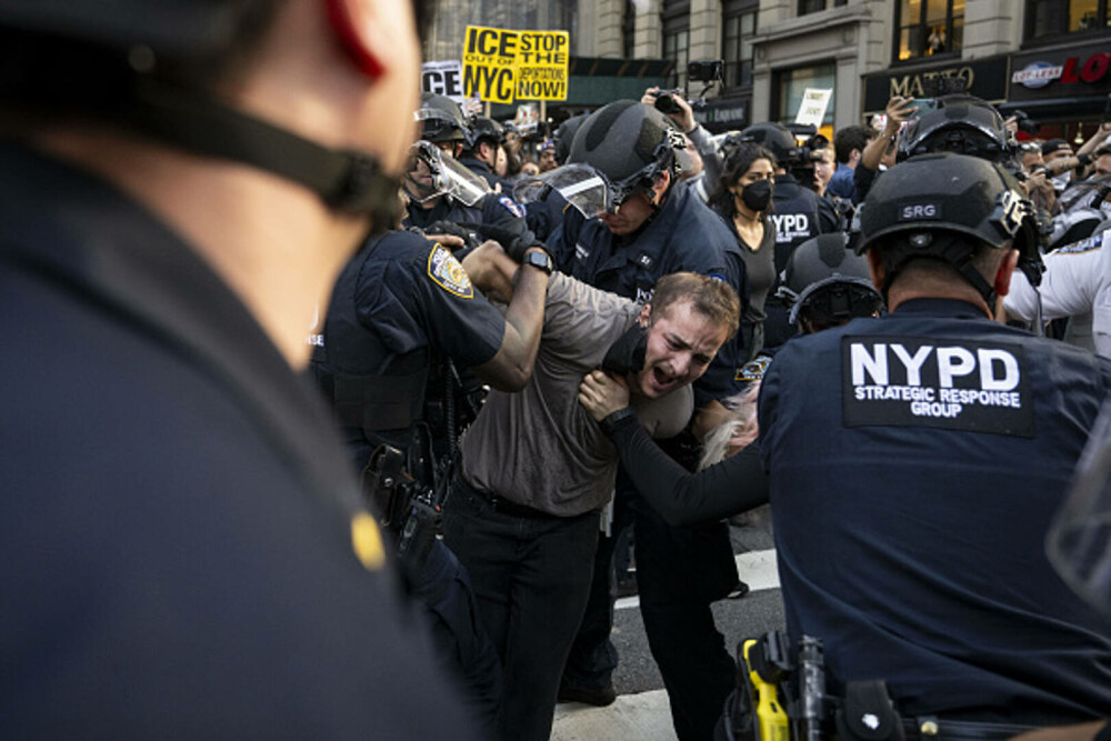 „Frica este prezentă în fiecare zi”. Manifestaţie la New York împotriva politicii migratorii a lui Donald Trump. FOTO & VIDEO - Imaginea 39