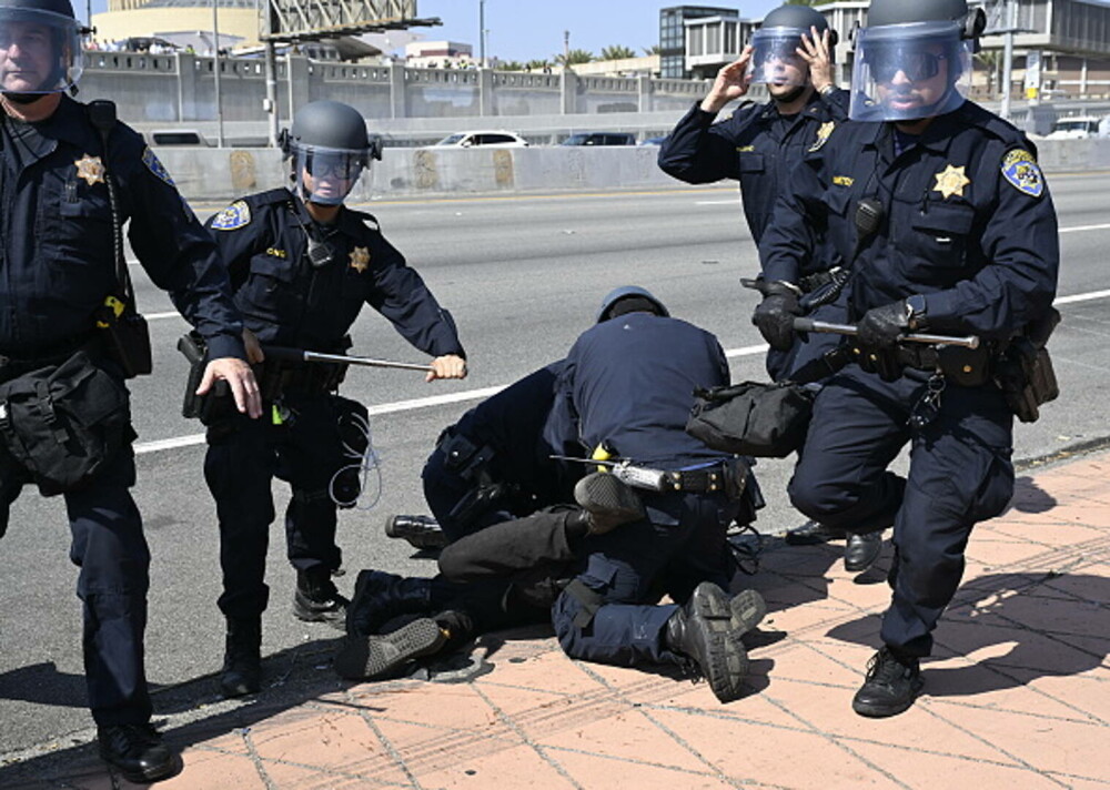 Restricții de circulație pe timp de noapte, instituite la Los Angeles. Poliția a început să efectueze „arestări în masă” - Imaginea 1
