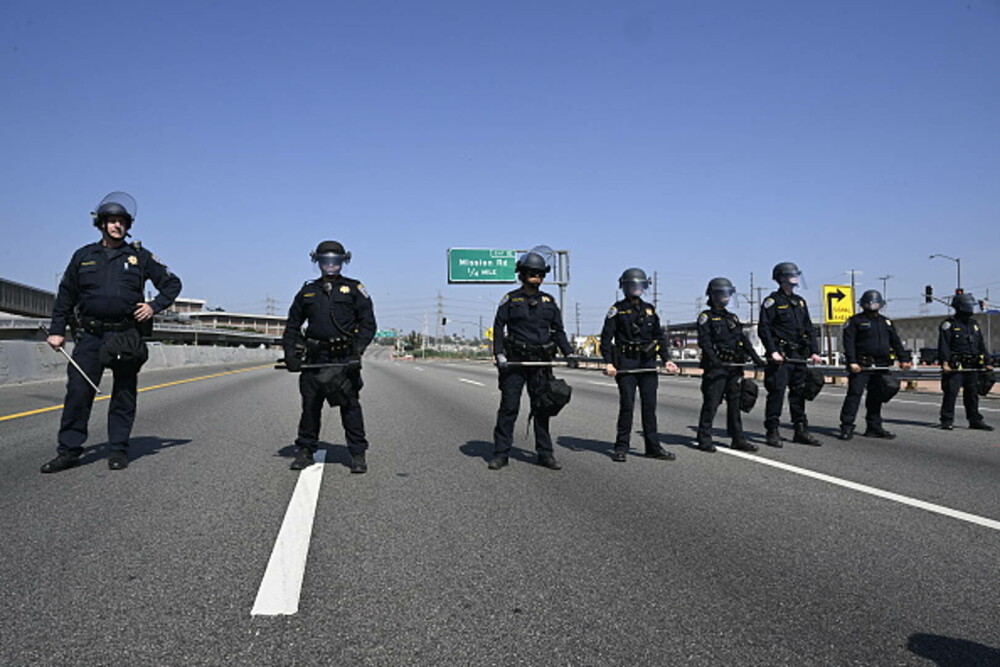 Restricții de circulație pe timp de noapte, instituite la Los Angeles. Poliția a început să efectueze „arestări în masă” - Imaginea 5