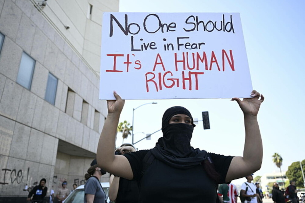 Restricții de circulație pe timp de noapte, instituite la Los Angeles. Poliția a început să efectueze „arestări în masă” - Imaginea 7