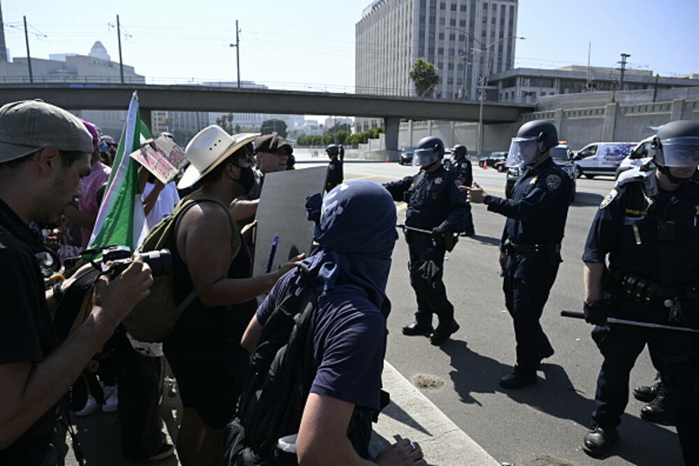 Restricții de circulație pe timp de noapte, instituite la Los Angeles. Poliția a început să efectueze „arestări în masă” - Imaginea 8