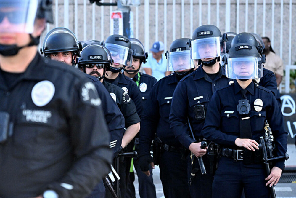 Restricții de circulație pe timp de noapte, instituite la Los Angeles. Poliția a început să efectueze „arestări în masă” - Imaginea 14