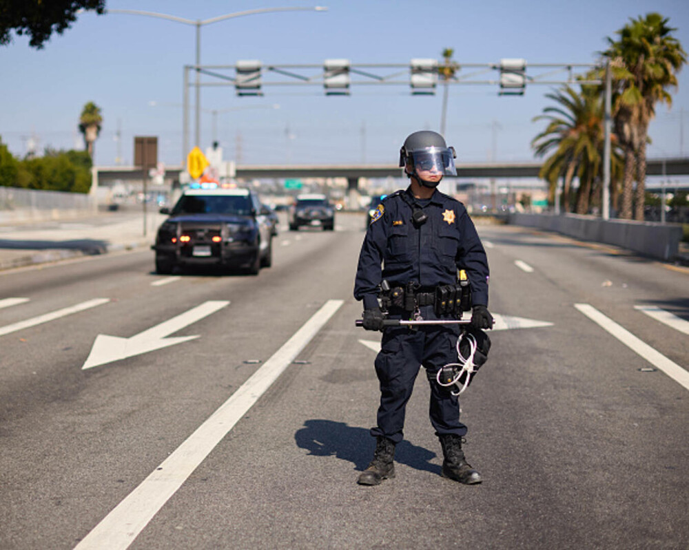 Restricții de circulație pe timp de noapte, instituite la Los Angeles. Poliția a început să efectueze „arestări în masă” - Imaginea 16