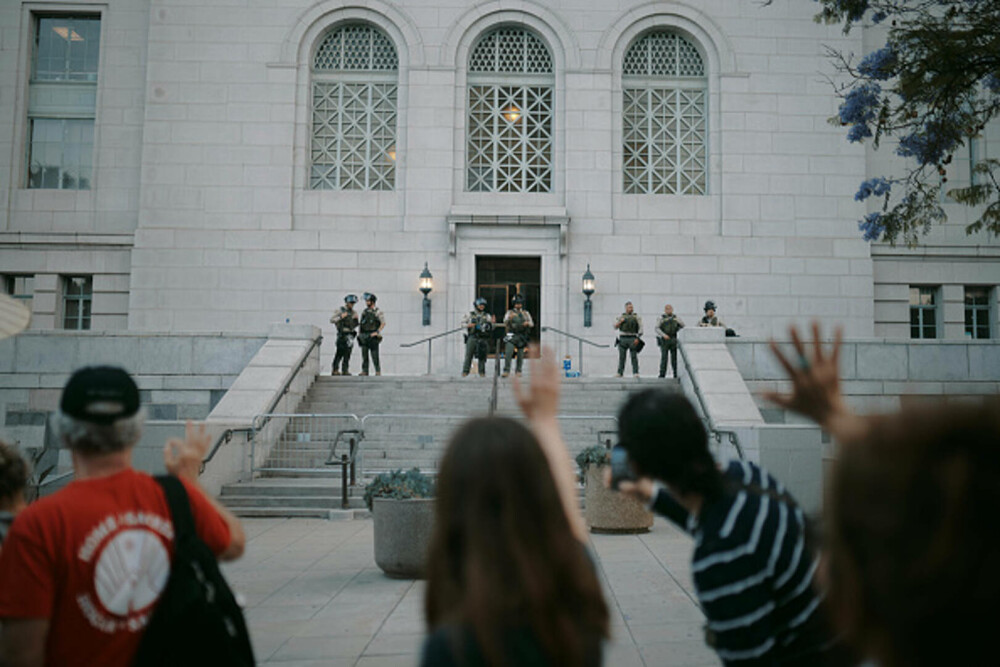 Restricții de circulație pe timp de noapte, instituite la Los Angeles. Poliția a început să efectueze „arestări în masă” - Imaginea 20