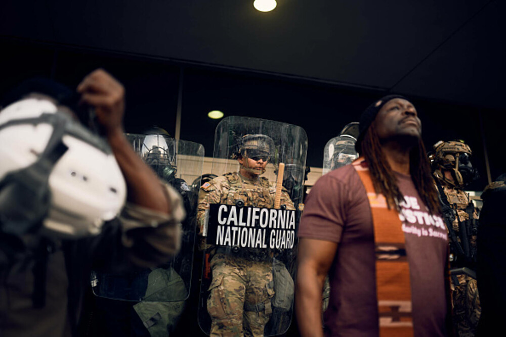 Restricții de circulație pe timp de noapte, instituite la Los Angeles. Poliția a început să efectueze „arestări în masă” - Imaginea 23