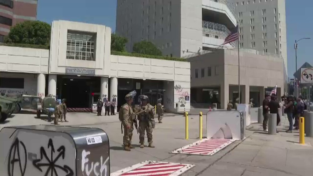 Protestele se extind în SUA. Trump vede o ”invazie străină” și trimite armata în Los Angeles: ”Sunt niște animale” - Imaginea 1