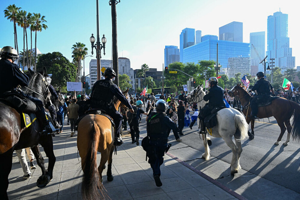 Protestele se extind în SUA. Trump vede o ”invazie străină” și trimite armata în Los Angeles: ”Sunt niște animale” - Imaginea 3