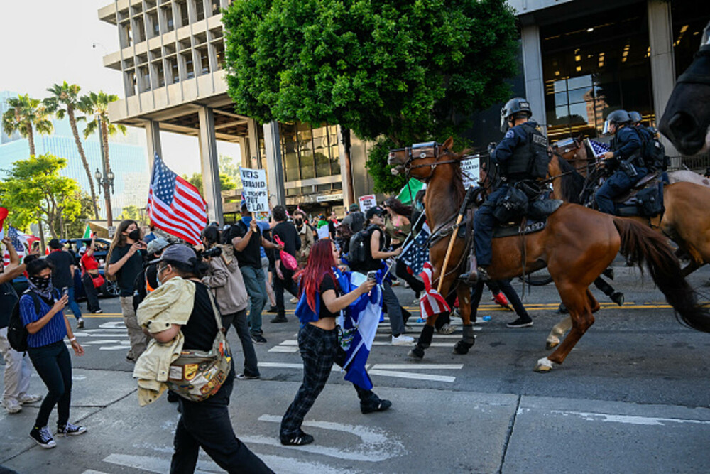 Protestele se extind în SUA. Trump vede o ”invazie străină” și trimite armata în Los Angeles: ”Sunt niște animale” - Imaginea 5