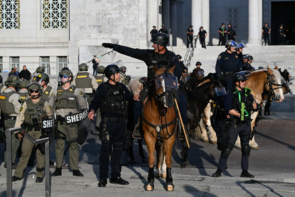 Protestele se extind în SUA. Trump vede o ”invazie străină” și trimite armata în Los Angeles: ”Sunt niște animale” - Imaginea 9