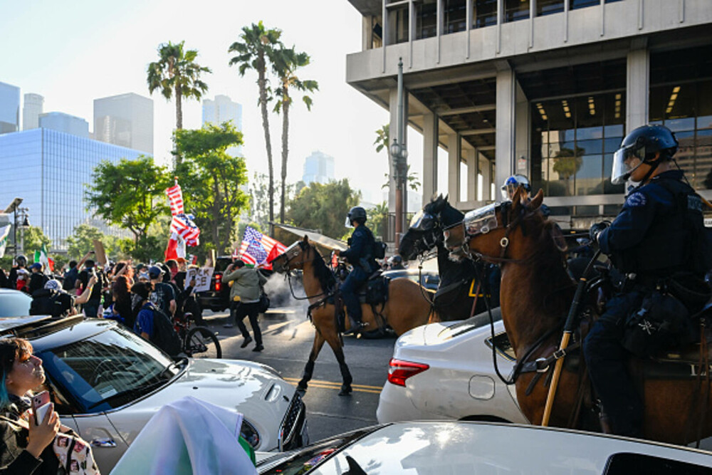 Protestele se extind în SUA. Trump vede o ”invazie străină” și trimite armata în Los Angeles: ”Sunt niște animale” - Imaginea 10