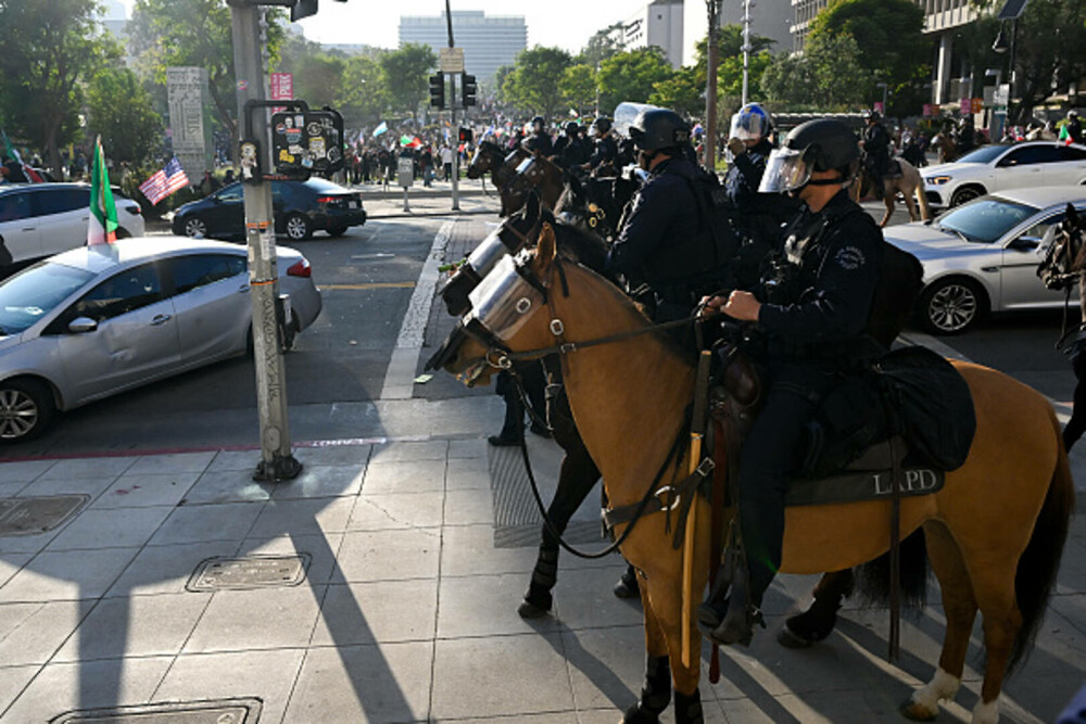 Protestele se extind în SUA. Trump vede o ”invazie străină” și trimite armata în Los Angeles: ”Sunt niște animale” - Imaginea 13