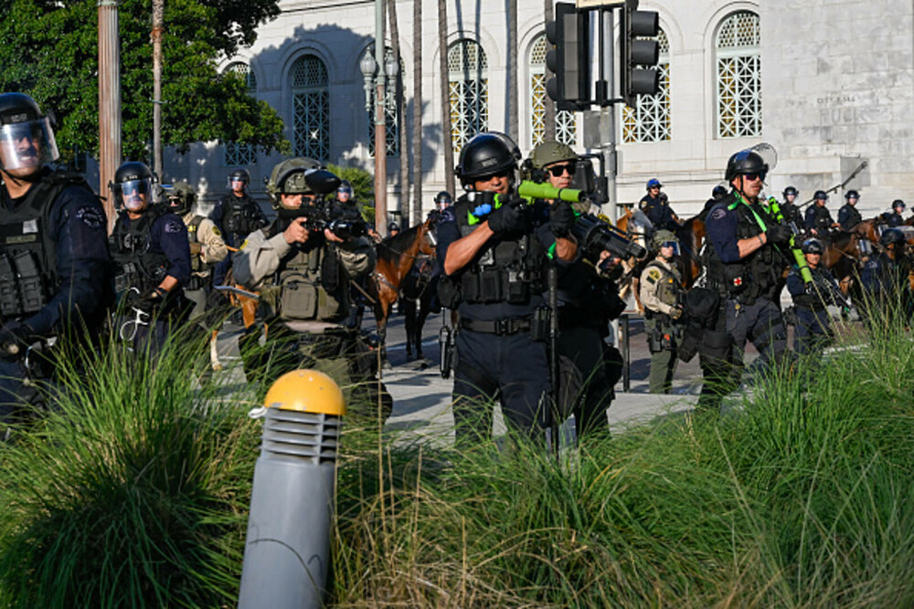 Protestele se extind în SUA. Trump vede o ”invazie străină” și trimite armata în Los Angeles: ”Sunt niște animale” - Imaginea 14