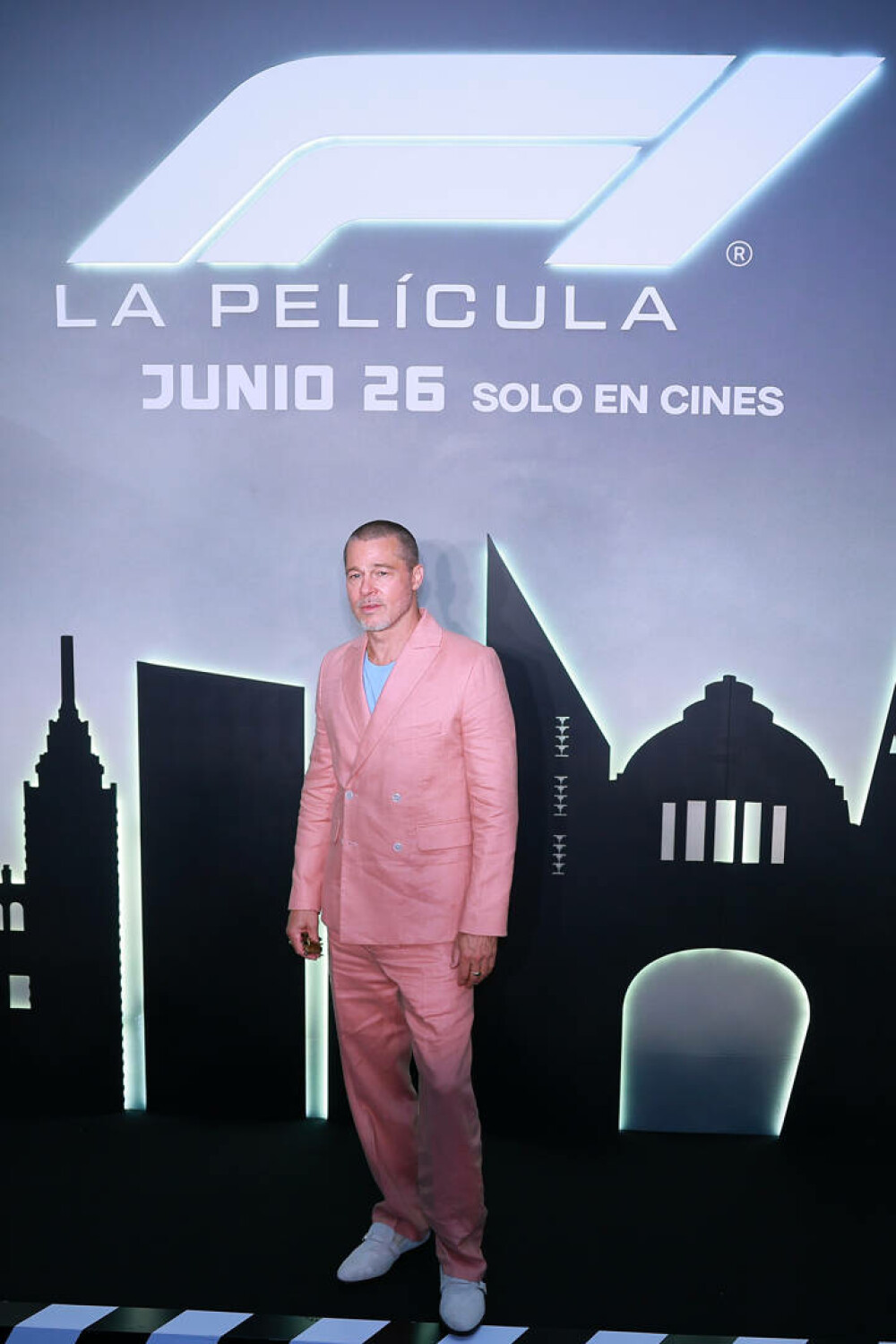 Brad Pitt a impresionat la premiera filmului „F1” cu noua tunsoare emblematică și un costum colorat. FOTO - Imaginea 1