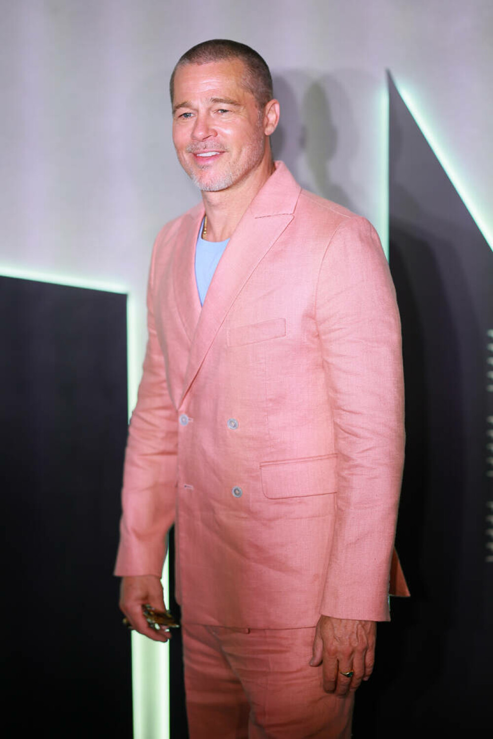Brad Pitt a impresionat la premiera filmului „F1” cu noua tunsoare emblematică și un costum colorat. FOTO - Imaginea 2