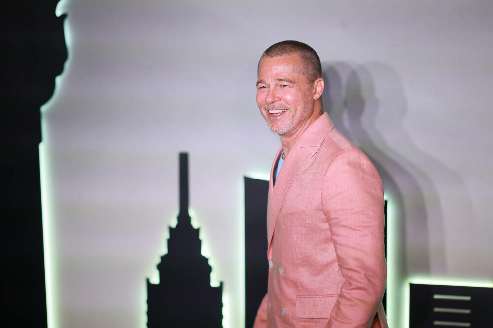 Brad Pitt a impresionat la premiera filmului „F1” cu noua tunsoare emblematică și un costum colorat. FOTO - Imaginea 3