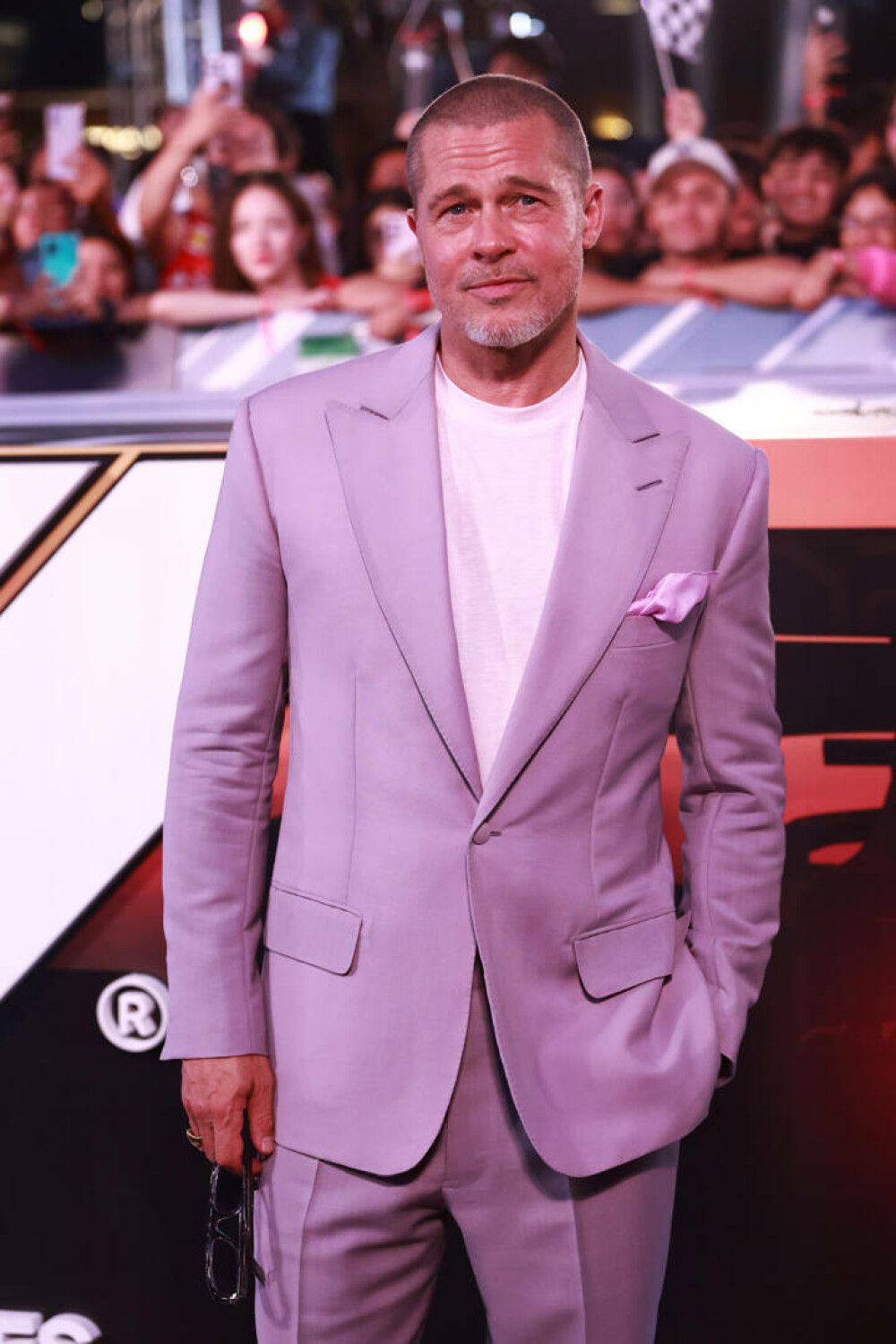 Brad Pitt a impresionat la premiera filmului „F1” cu noua tunsoare emblematică și un costum colorat. FOTO - Imaginea 6