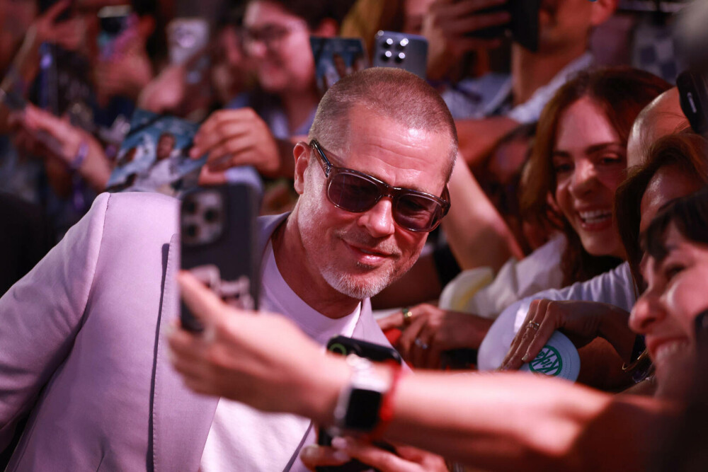 Brad Pitt a impresionat la premiera filmului „F1” cu noua tunsoare emblematică și un costum colorat. FOTO - Imaginea 8