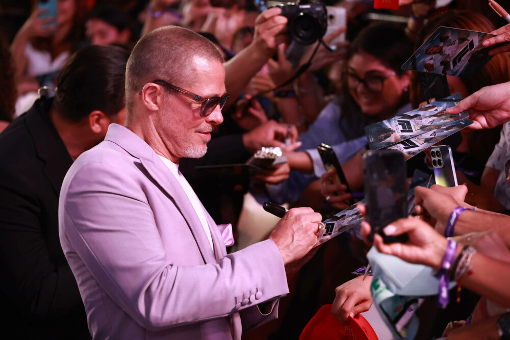 Brad Pitt a impresionat la premiera filmului „F1” cu noua tunsoare emblematică și un costum colorat. FOTO - Imaginea 10