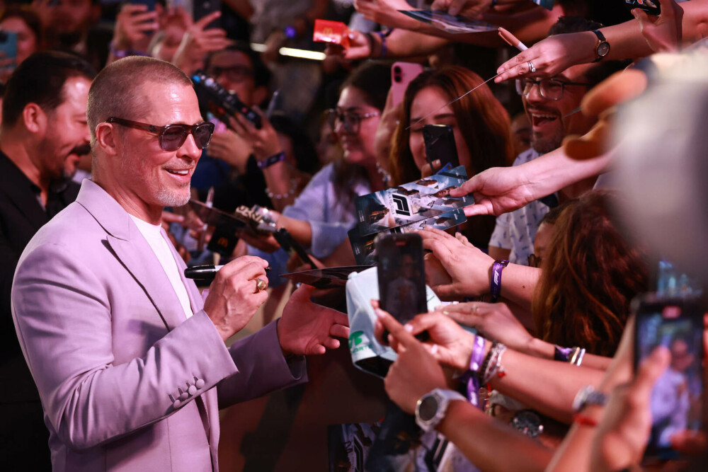 Brad Pitt a impresionat la premiera filmului „F1” cu noua tunsoare emblematică și un costum colorat. FOTO - Imaginea 11