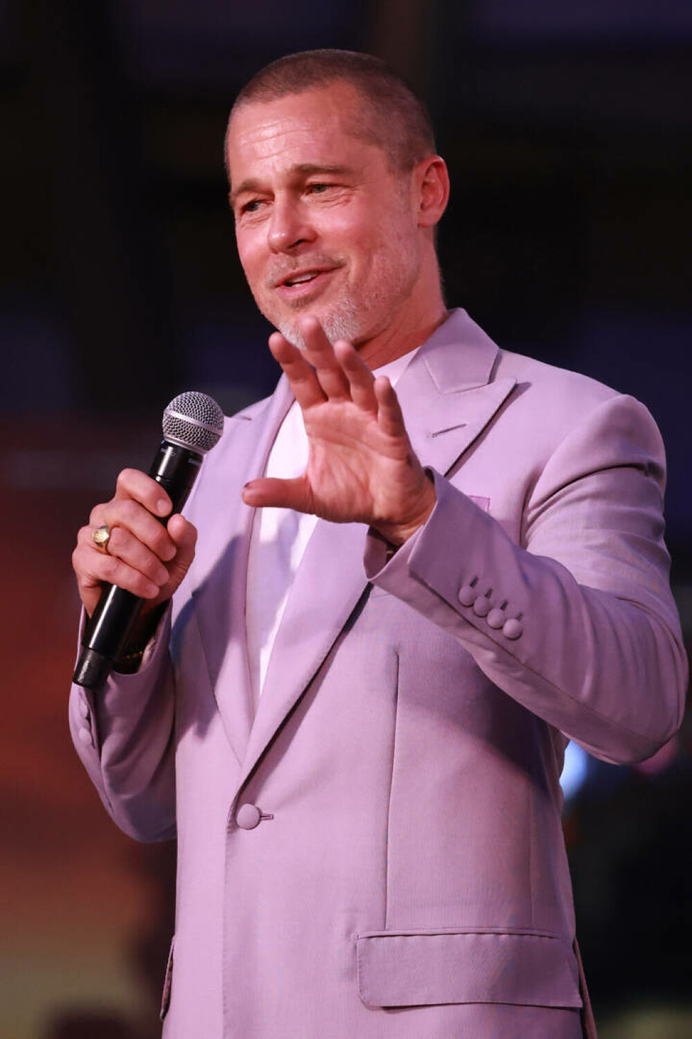 Brad Pitt a impresionat la premiera filmului „F1” cu noua tunsoare emblematică și un costum colorat. FOTO - Imaginea 15