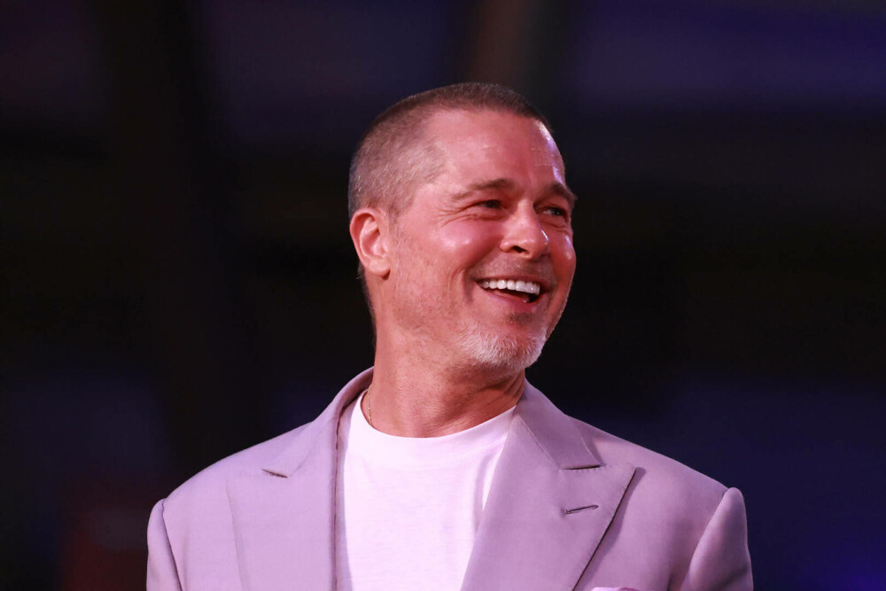 Brad Pitt a impresionat la premiera filmului „F1” cu noua tunsoare emblematică și un costum colorat. FOTO - Imaginea 16