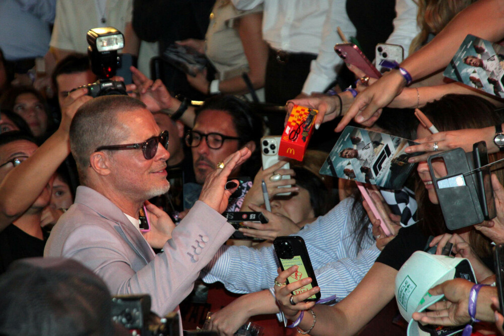 Brad Pitt a impresionat la premiera filmului „F1” cu noua tunsoare emblematică și un costum colorat. FOTO - Imaginea 29