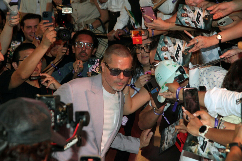 Brad Pitt a impresionat la premiera filmului „F1” cu noua tunsoare emblematică și un costum colorat. FOTO - Imaginea 30