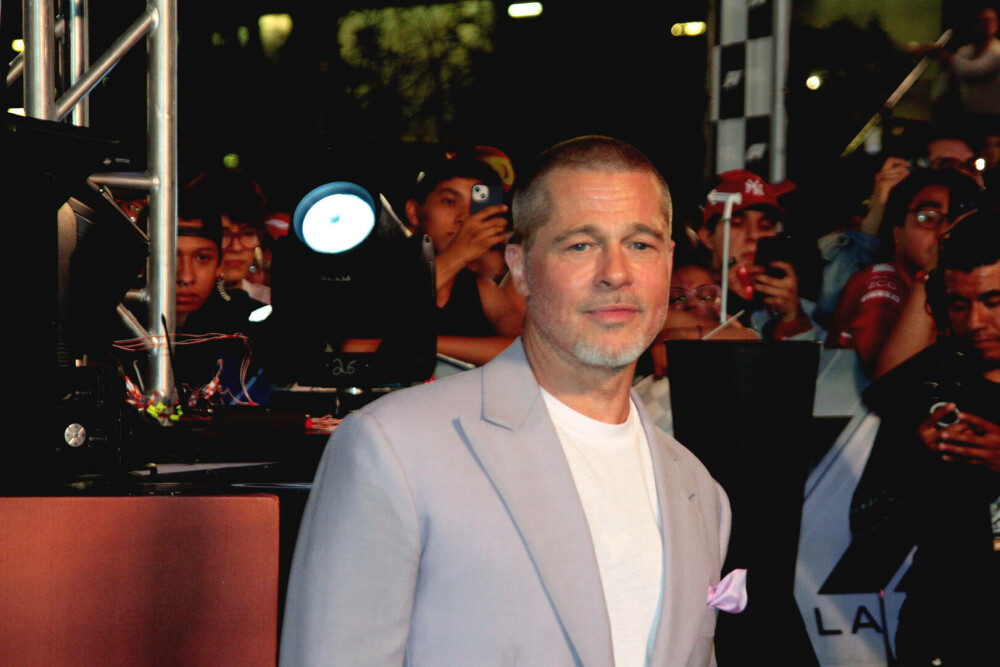 Brad Pitt a impresionat la premiera filmului „F1” cu noua tunsoare emblematică și un costum colorat. FOTO - Imaginea 31