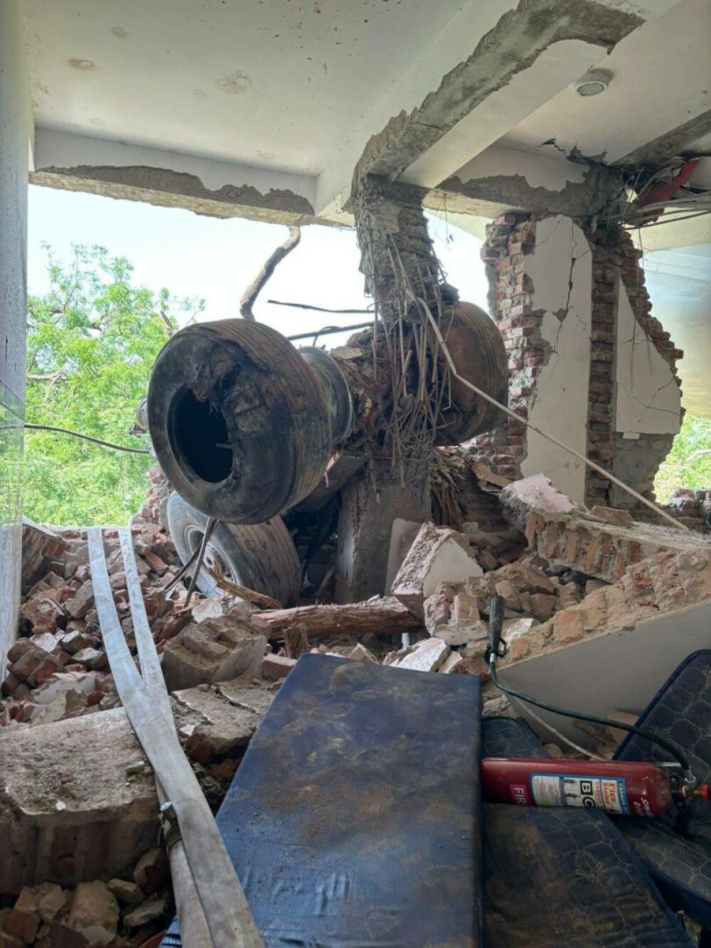 Tragedie aviatică în India: Bilanțul se apropie de 300 de morți. A fost găsit un singur supraviețuitor - Imaginea 19