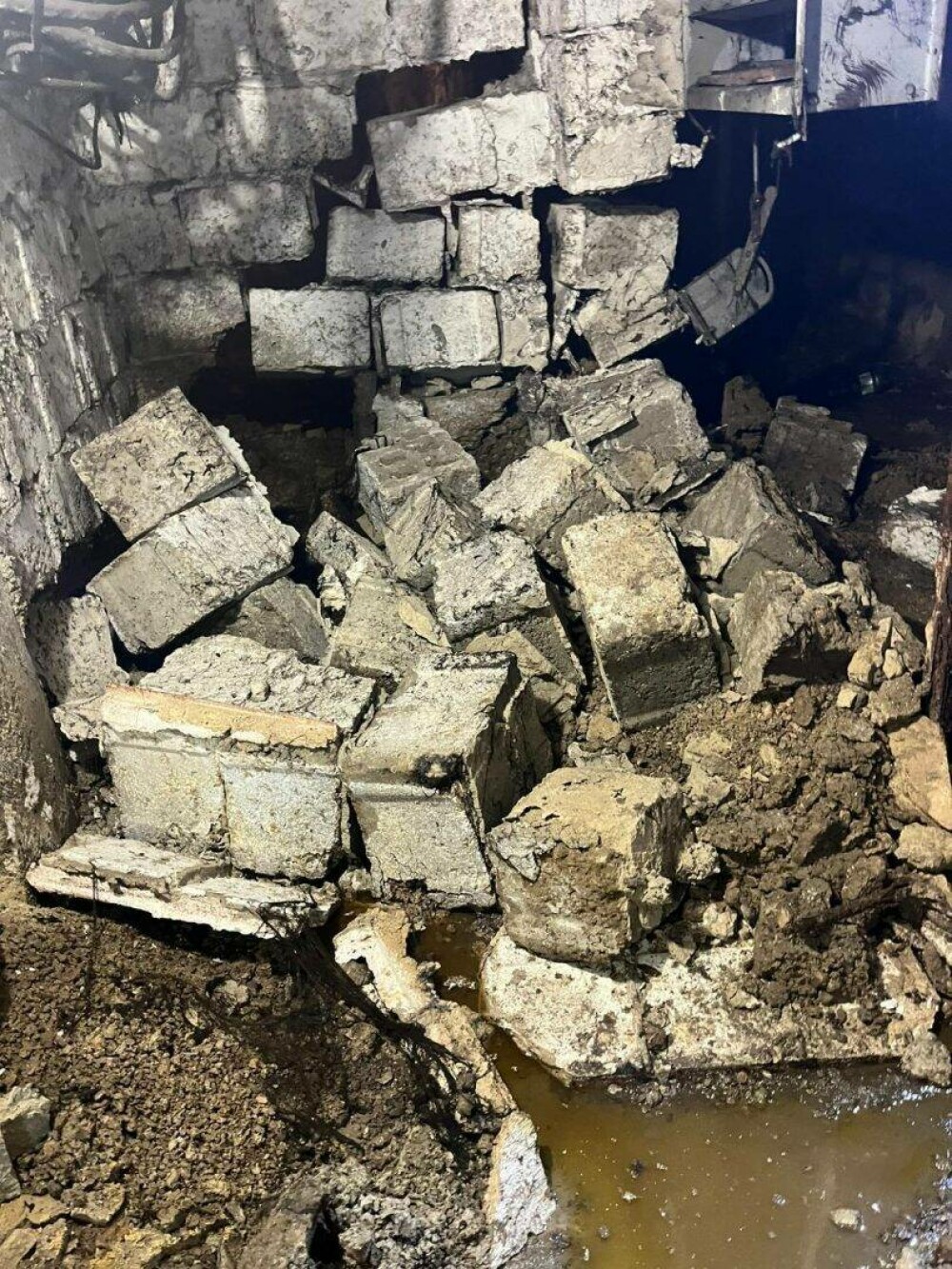 Un zid s-a prăbușit la stația de metrou Piața Sudului, din cauza infiltrațiilor de apă | GALERIE FOTO - Imaginea 4