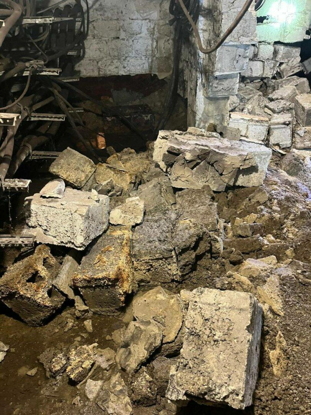 Un zid s-a prăbușit la stația de metrou Piața Sudului, din cauza infiltrațiilor de apă | GALERIE FOTO - Imaginea 5