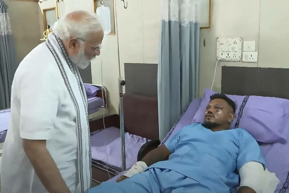 Singurul supraviețuitor al zborului Air India, filmat în timp ce cară sicriul fratelui său, mort în același avion - Imaginea 10