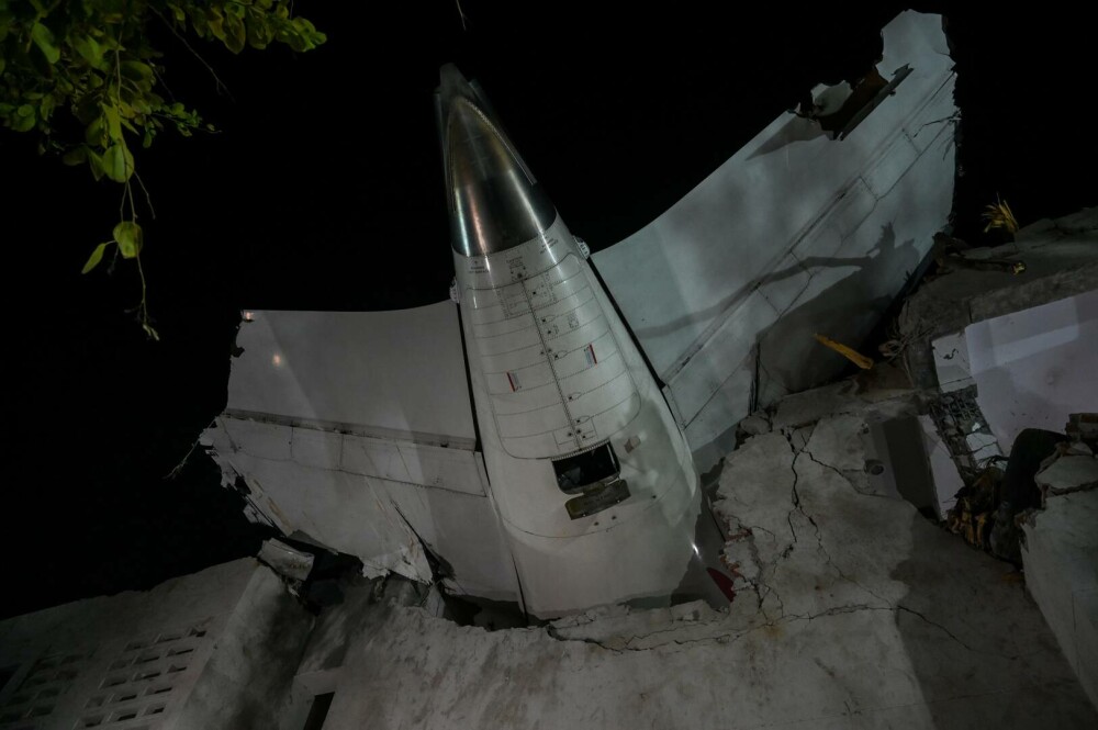 Prăbușirea avionului în India, cel mai grav dezastru aerian din lume din 2014. Continuă procesul de identificare a victimelor - Imaginea 2
